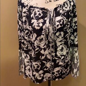 White House Black Market Off the shoulder top S‎